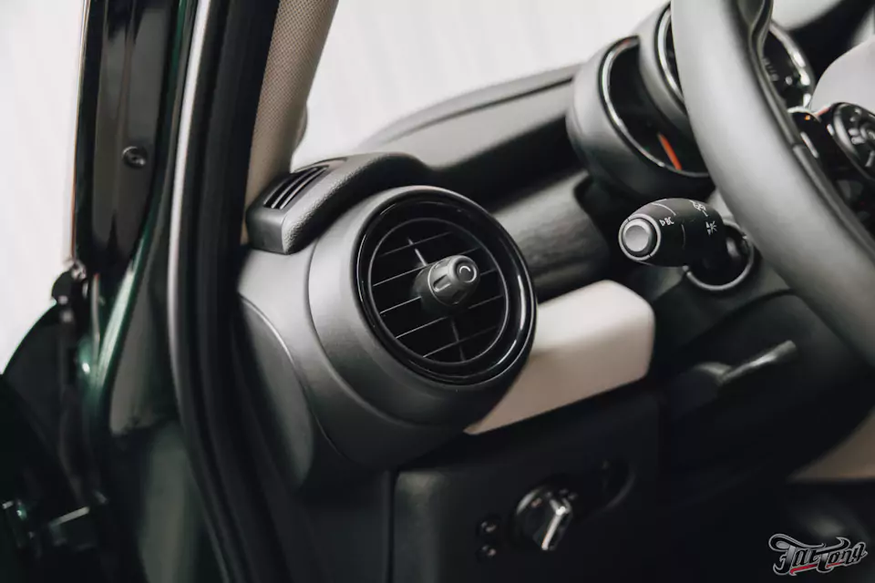 Оклеили Mini Cooper цветным полиуретаном, заменили хромированные детали, окрасили диски и суппорта, выполнили комплекс детейлинг-услуг и техническое обслуживание